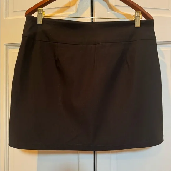 Classic yet casual Black Skirt -10 - Picture 3 of 5